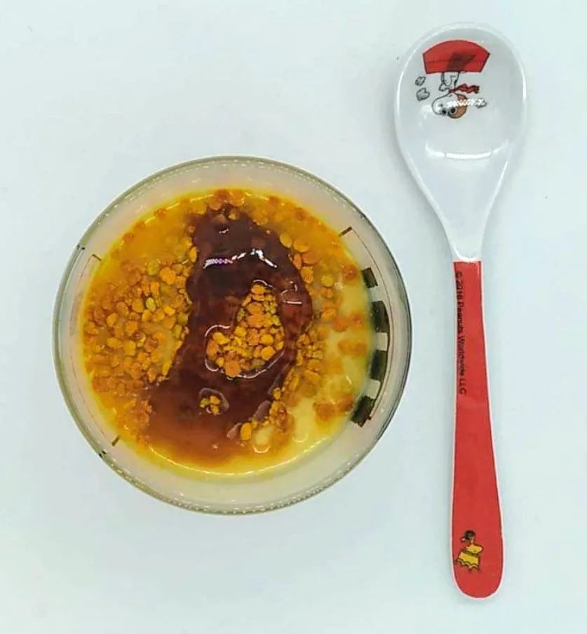Natillas de caqui con miel y polen de flores de La Colmena de Teo