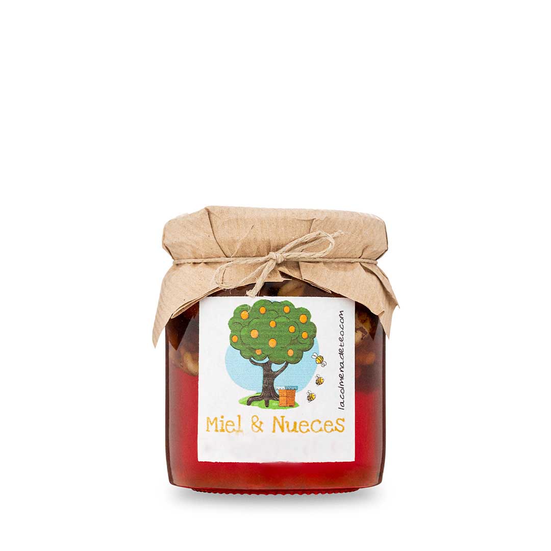Tarro de miel con nueces ecológicas de La Colmena de Teo sobre fondo rústico